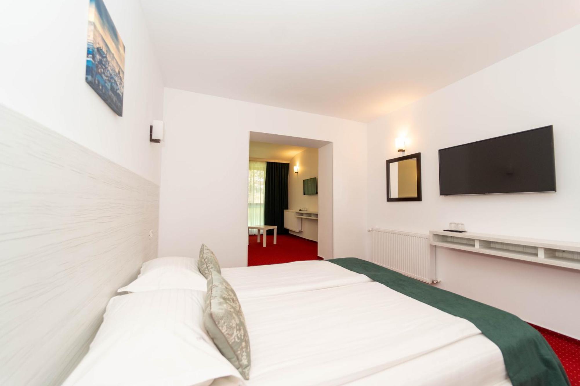 Hotel Cirus Предял Экстерьер фото