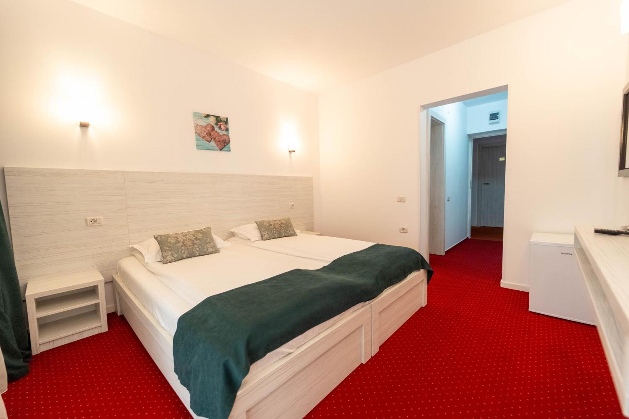 Hotel Cirus Предял Экстерьер фото