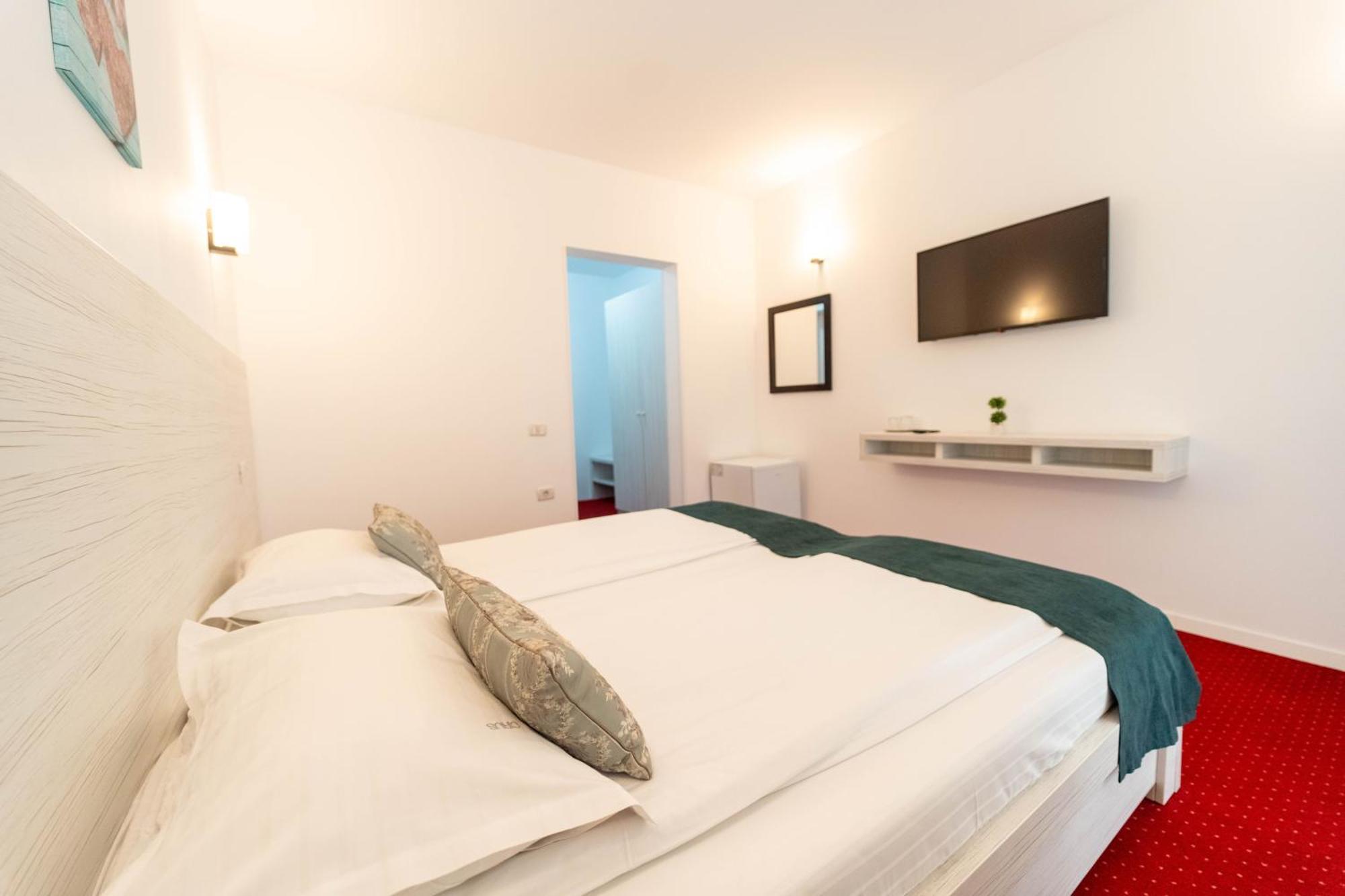 Hotel Cirus Предял Экстерьер фото